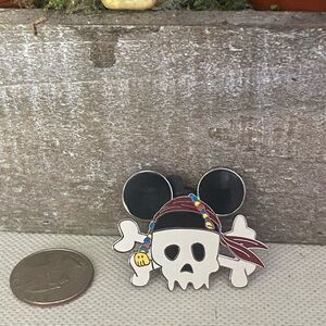Disney pirate skull pin